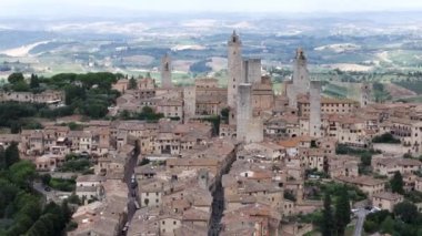 San Gimignano ufuk çizgisinin hava yörüngesi manzarası, UNESCO Dünya Mirası Alanı, Siena eyaleti, Toskana, İtalya. 