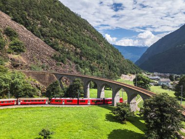 Bernina Ekspres treninin Rhaetian Demiryolu, Grisons Kantonu, İsviçre 'nin. 