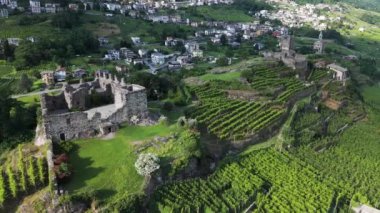 Castel Grumello ve üzüm bağlarının hava yörüngesi manzarası, Sondrio, Valtellina, İtalya, 