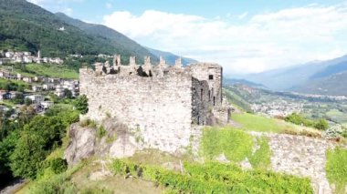 Castel Grumello ve üzüm bağlarının hava yörüngesi manzarası, Sondrio, Valtellina, İtalya, 