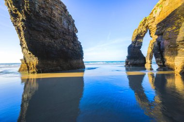 Katedral Sahili, Playa de las Catedrales, Ribadeo, Galiçya, İspanya 'daki uçurum oluşumları. 