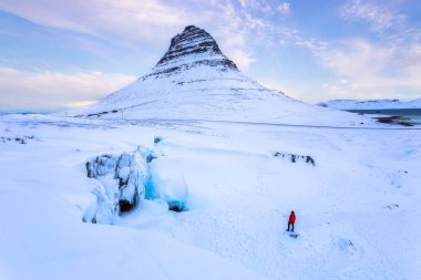 İzlanda 'nın ünlü Kirkjufell Dağı manzarası kış zirvesi mevsiminde, İzlanda.