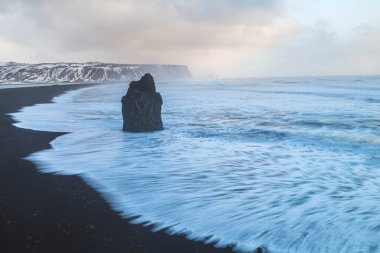 Reynisfjara manzarası, İzlanda 'nın güney kıyısında ünlü bir siyah kumsal.. 