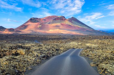 Lanzarote Adası 'ndaki Timanfaya Ulusal Parkı' nın volkanik manzarası. 