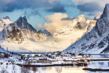 Kış boyunca Reine 'deki büyüleyici tipik balıkçı köyü, Lofoten Adaları, Norveç. 
