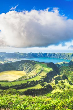 Miradouro da Grota do Inferno bakış açısı yakınlarındaki Sete Cidades 'in dikey görüntüsü, Sao Miguel Adası, Azores, Portekiz. 