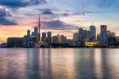 Toronto şehir manzarası gölün üzerinde alacakaranlıkta Toronto, Kanada. 