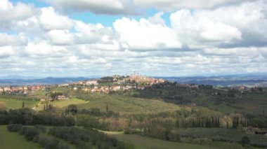 Arka planda San Gimignano Ortaçağ Kuleleri, Siena, Toskana, İtalya. 