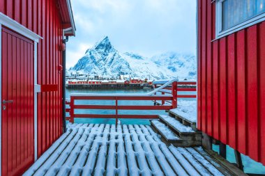 Kış boyunca Reine 'deki büyüleyici tipik balıkçı köyü, Lofoten Adaları, Norveç. 