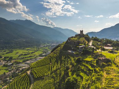 Valtellina 'nın üzüm bağları, Grumello ve Lombardy ile hava manzarası. 