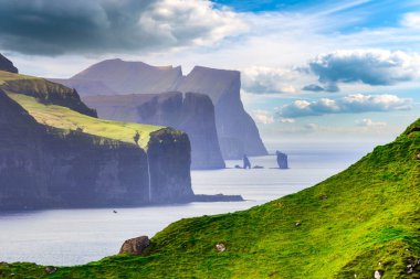 Danimarka 'nın Faroe Adaları, Kalsoy Adası' ndan Streymoy Adası manzaralı Risin og Kellingin kaya oluşumları. 