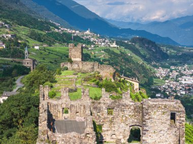 Valtellina 'nın üzüm bağları, Grumello ve Lombardy ile hava manzarası. 