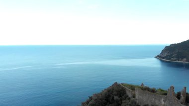 Havadan çekilen görüntüler, İtalyan Rivierası 'ndaki eski Noli köyündeki Monte Ursino Kalesi' ni gösteriyor. Noli, Ligury, İtalya. 