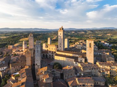 Gündoğumunda San Gimignano Ortaçağ şehir kulelerinin gökyüzü ve kırsal manzarasının varsayılan görüntüsü. Toskana, İtalya,