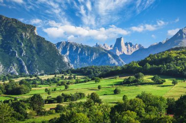 Picos de Europa Ulusal Parkı 'ndaki Naranjo de Bulnes dağı zirvesi, Asturias, İspanya. 