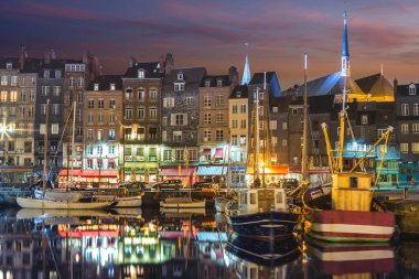 Honfleur, Fransa 'nın Normandiya şehrinde ünlü bir liman köyüdür.. 