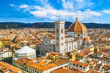 Santa Maria del Fiore kilisesinin kubbesi ve Floransa 'daki eski bir kasabanın havadan manzarası. Yüksek kalite fotoğraf