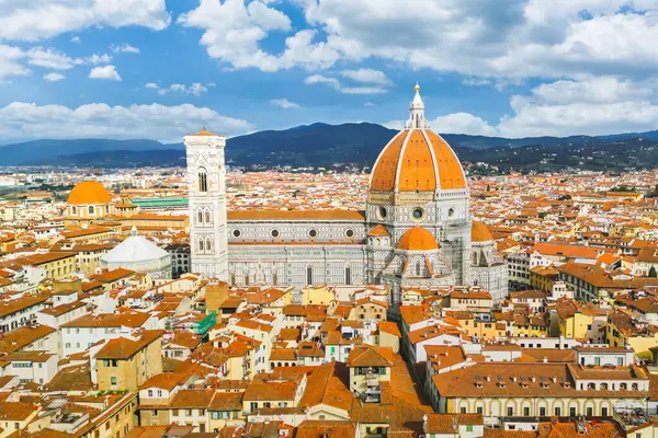 Santa Maria del Fiore kilisesinin kubbesi ve Floransa 'daki eski bir kasabanın havadan manzarası. Yüksek kalite fotoğraf