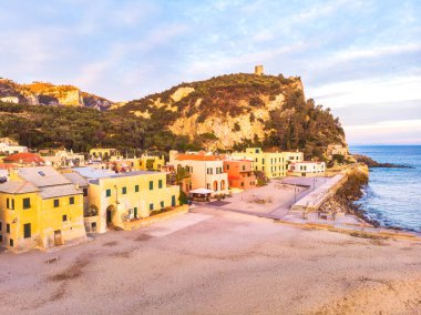 Günbatımında Varigotti sahilinin havadan görünüşü, Varigotti, Savona, Liguria, İtalya. 