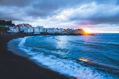 Punta Brava Puerto de la Cruz, Tenerife, Kanarya Adaları, İspanya plaj renkli evlerin görünümünü. 