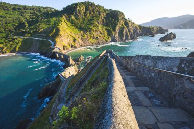 San Juan de Gaztelugatxe 'deki merdivenlerin panoramik manzarası. Bask Ülkesi