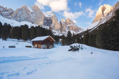 Güzel bir kış manzarasında ahşap ev, Dolomite Alpleri. Val Di Fassa, İtalya