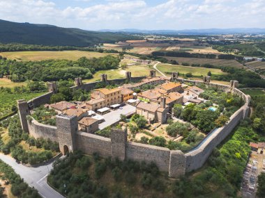 Ortaçağ Monteriggioni kasabasının panoramik hava manzarası. Siena Eyaleti, Toskana İtalya. 