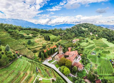 Bergamo, Lombardy İtalya yakınlarındaki teraslı tepelerdeki Sant Egidio Kilisesi 'nin hava manzarası, üzüm bağları, kırsal ve yeşil manzaralarla çevrili..
