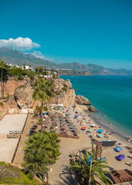 İspanya 'daki Nerja' nın güzel plajının havadan manzarası.