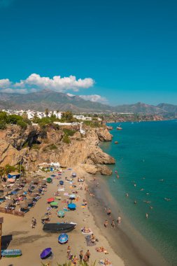 İspanya 'daki Nerja' nın güzel plajının havadan manzarası..