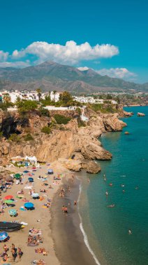 İspanya 'daki Nerja' nın güzel plajının havadan manzarası..