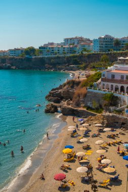 İspanya 'daki Nerja' nın güzel plajının havadan manzarası.