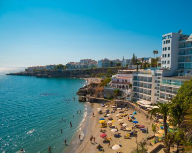 İspanya 'daki Nerja' nın güzel plajının havadan manzarası.