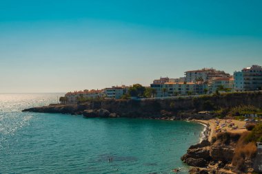 İspanya 'daki Nerja' nın güzel plajının havadan manzarası.