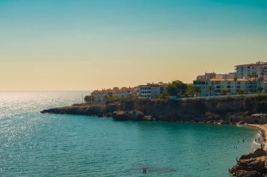 İspanya 'daki Nerja' nın güzel plajının havadan manzarası.