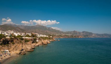 İspanya 'daki Nerja' nın güzel plajının havadan manzarası.