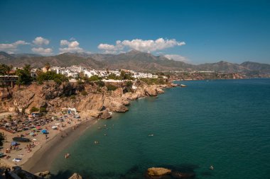 İspanya 'daki Nerja' nın güzel plajının havadan manzarası.