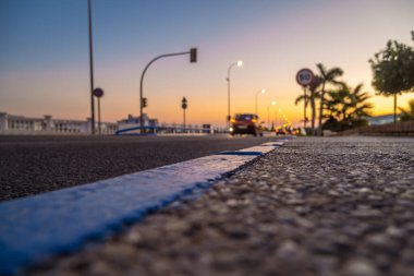 Alacakaranlıktaki Nerja şehrinin güzel manzarası