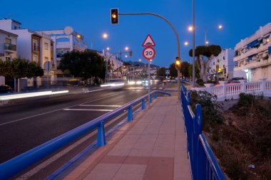 İspanya 'nın Nerja kentinde akşam saatlerinde uzun pozlu şehir manzarası.