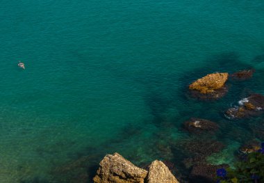 İspanya 'daki Nerja' nın güzel plajının havadan görünüşü.
