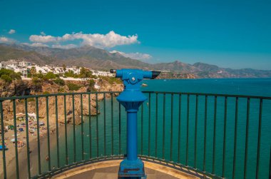 Arka planda Nerja 'nın güzel plajının olduğu bir turist gözlem teleskopundan görüntü.