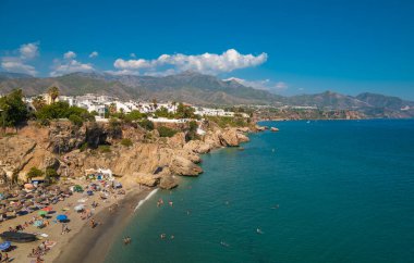 İspanya 'daki Nerja' nın güzel plajının havadan manzarası.