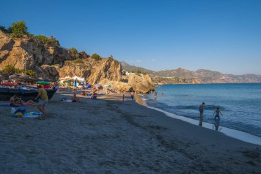 NERJA, İspanya - 18 Eylül 2021: İspanya 'nın yaz aylarındaki güzel plajı.