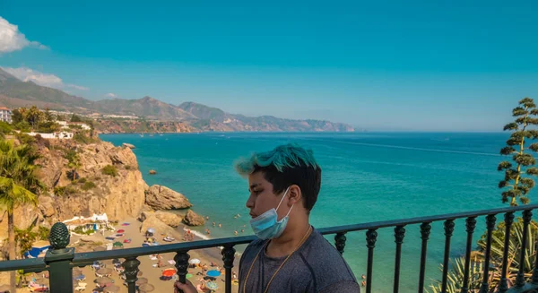 Hermosa Vista Niño Con Pelo Azul Con Máscara Bajada Playa — Foto de Stock