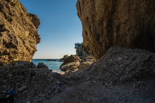 ネルヤビーチの岩の形成を通して地中海の美しい景色 — ストック写真