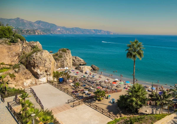 İspanya 'daki Nerja' nın güzel plajının havadan manzarası.
