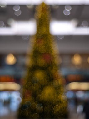 Noel odasının içi bulanık görünüyor..