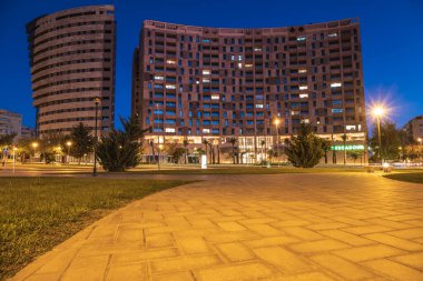 Teatino 'daki mimari ve caddelerin gece görüşü