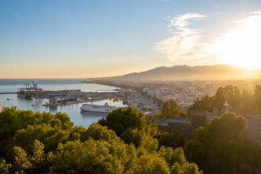 Malaga 'nın Malaga limanı, Endülüs, İspanya da dahil olmak üzere Gibralfaro şatosundan çekilmiş hava görüntüsü.