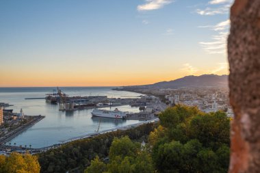 Malaga 'nın Malaga limanı, Endülüs, İspanya da dahil olmak üzere Gibralfaro şatosundan çekilmiş hava görüntüsü.